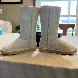Like New Refuge ivory suede boots. Size 7. Style Oakley-01